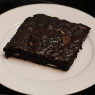 Most gluten free chocolate brownies are dry, chalky or crumbly. And quite frankly, gross. This, on the other hand, is chewy around the edges and soft and gooey in the middle. It is the perfect blend of goodness and awesome.
